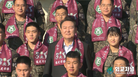 President Yoon visits a forward division to recognize soldiers' efforts in vigilance operations