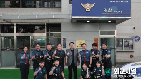 President Yoon inspires policemen and firefighters for Chuseok holiday