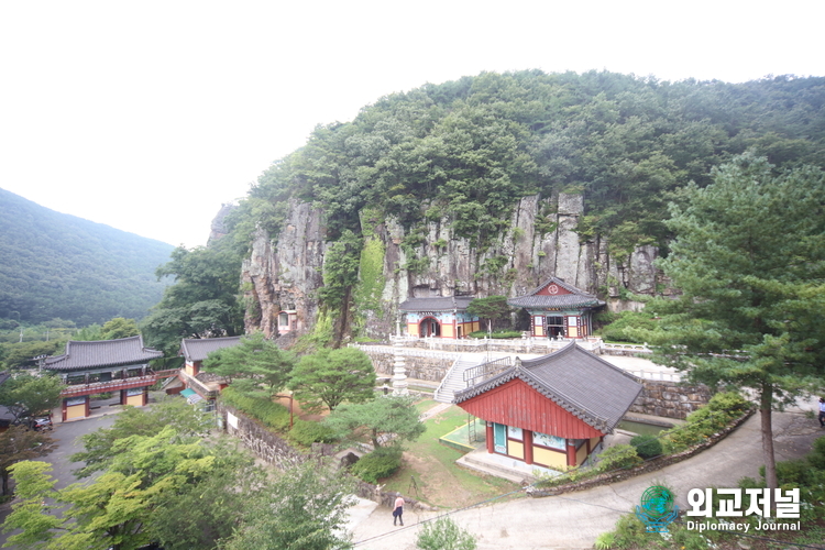  의령 일붕사 전경 이 산 아래 동굴이 있다. 