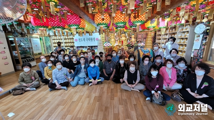 법회를 마치고 신도들과 기념촬영