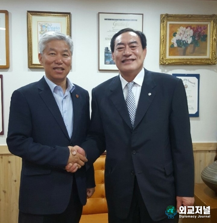 (우측) 하형주 동아대학교 교수, (좌) 이존영 발행인 