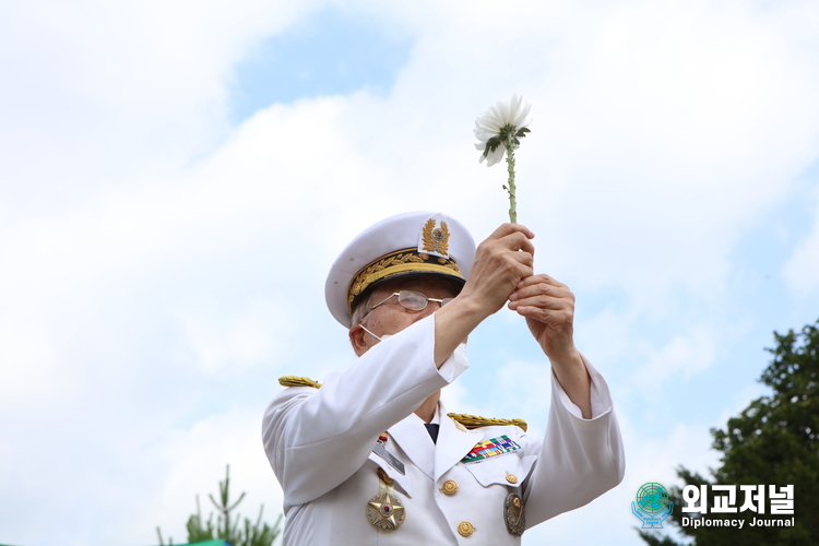  전 38대 육군사관학교 교장 김정남 육군대장이 헌화하고 있다. 