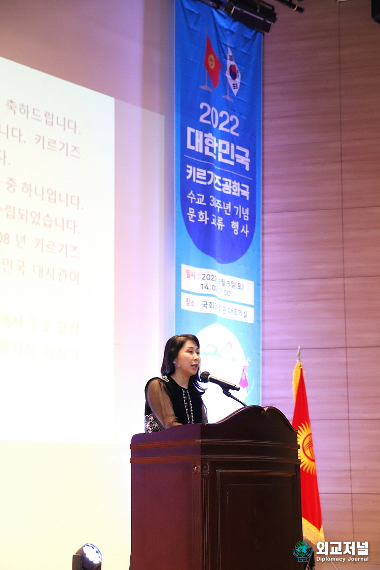주한 키르기즈 아이다 이스마일로바 대사가 인사말을 하고있다.