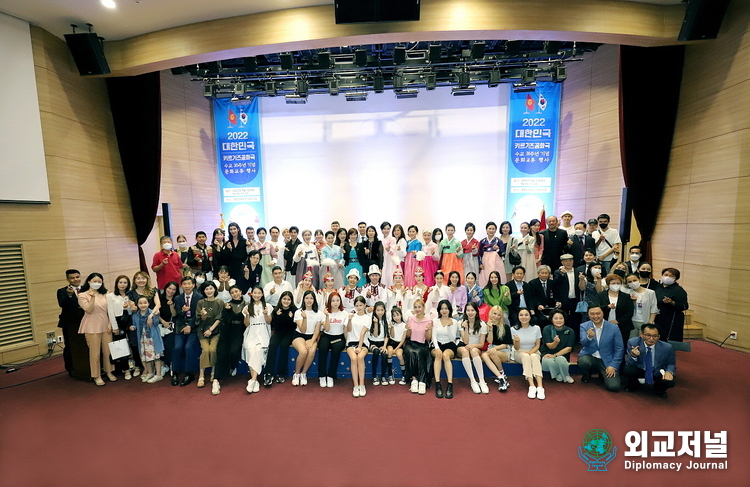 중앙아시아 문화 예술 협회 (아이 페리) 한국 다문화 예술협회 행사 후 기념촬영