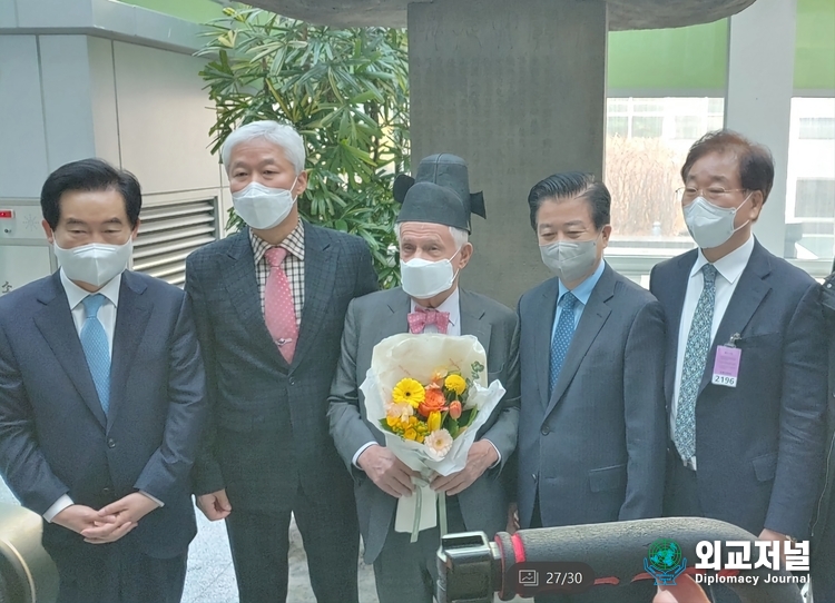  (왼쪽부터) 안병용 의정부시장, 이존영 이사장, 짐로저스 회장, 노웅래 국회의원, 정기승 문중회장