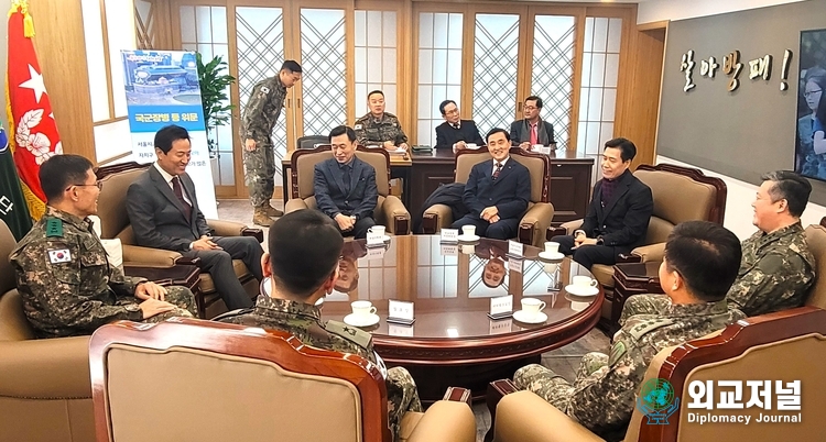  수방사에 위문금을 전달하고 수도방위사령부 관계자와, 오세훈 서울시장, 신용수 서울시노조위원장이 함께 환담을 나누고 있다.