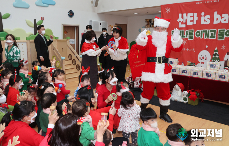  김진표 국회의장이 국회어린이집을 방문했다. (자료 = 국회)
<figure class="image"><img alt="" src="//www.djournal.co.kr/data/photos/20221251/art_16716002967_044bbf.jpg" xtype="photo">
<figcaption style="text-align: left;"> 김진표 국회의장과 어린이들과, 관계자들이 기념촬영 하고 있다. (자료 = 국회)</figcaption>
</figure>