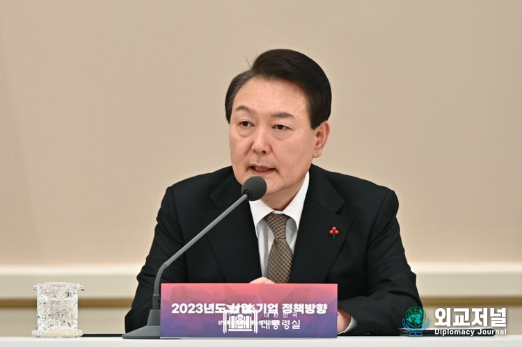  윤석열 대통령이 청와대 영빈관에서 2023년 연두 업무보고를 받고 있다. (사진=대통령실 제공)