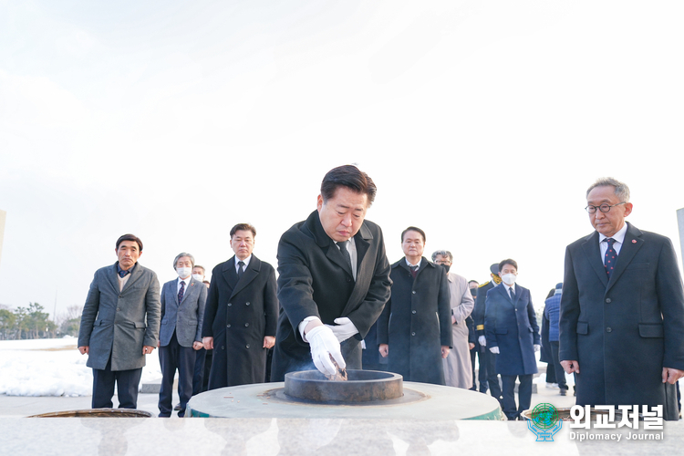 오영훈 제주특별자치도지사 국립제주호국원을 찾아 국가와 민족을 위해 희생한 순국선열과 호국영령에 헌화 하고있다.(자료=제주도)