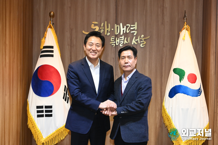 지난 30일 노사회의 후 오세훈 서울시장과 신용수 서울시공무원노조 위원장과 악수를 하고있다. (자료=서울시공무원노조)