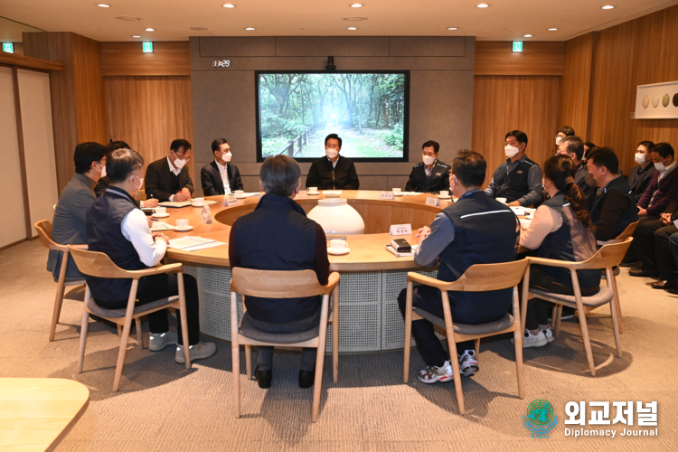  지난 30일 노사회의 후 오세훈 서울시장과 신용수 서울시공무원노조 위원장, 노조대표들과 함께 회의를 하고 있다. (자료=서울시공무원노조)