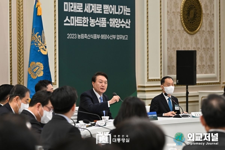  윤석열 대통령이 4일 청와대 영빈관에서 열린 농림축산식품부-해양수산부 업무보고를 받고있다. 자료=대통령실