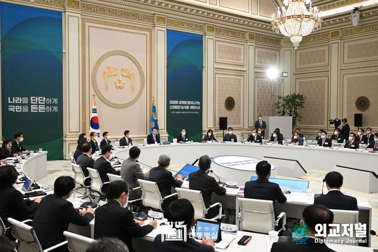  윤석열 대통령이 4일 청와대 영빈관에서 열린 농림축산식품부-해양수산부 업무보고를 받고있다. 자료=대통령실