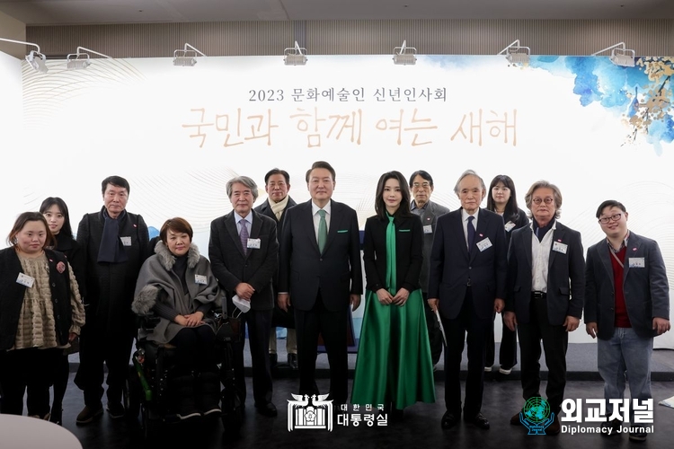  윤석열 대통령과 김건희 여사가 서초구 예술의전당에서 열린 2023 문화예술인 신년 인사회에 참석 기념촬영을 하고있다. (자료=대통령실)
