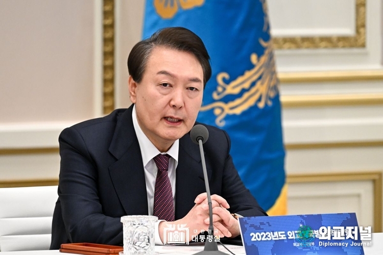 윤석열 대통령은 청와대 영빈관에서 국방부와 함께 2023년 외교부 주요업무 추진계획을 보고 받고 있다(자료=대통령실)