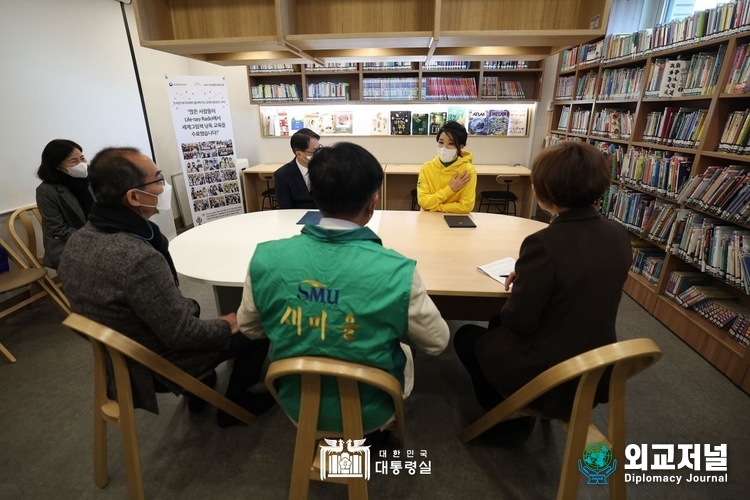  11일 김건희 여사는 대구 성서종합사회복지관을 찾아 어르신들 급식 봉사에 참여했다. (자료=대통령실)