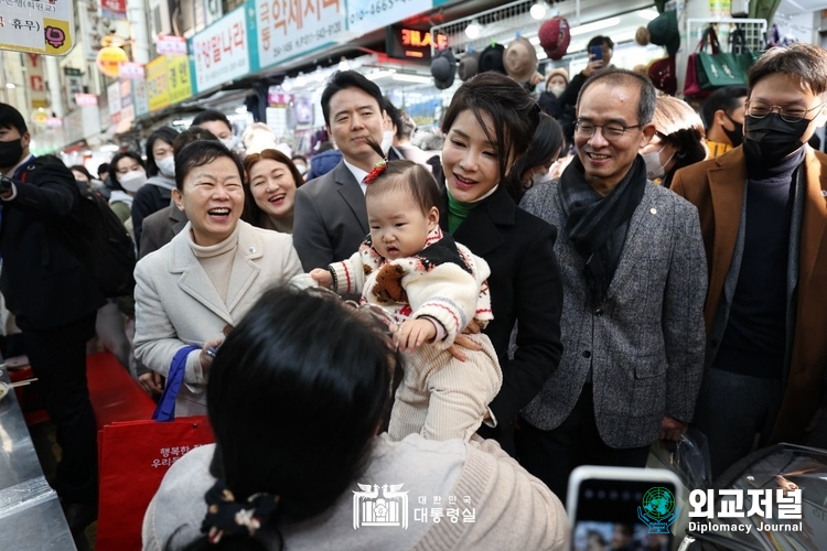  김건희 여사가 설 명절을 앞두고 대구의 대표 시장 격인 서문시장을 찾았다.(자료=대통령실)