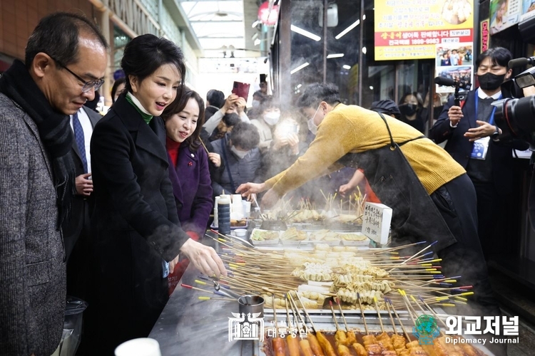  김건희 여사가 설 명절을 앞두고 대구의 대표 시장 격인 서문시장을 찾았다.(자료=대통령실)
