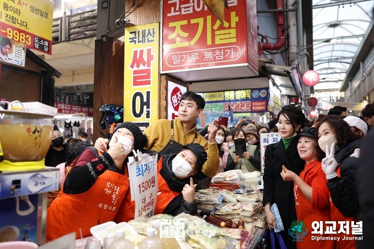  김건희 여사가 설 명절을 앞두고 대구의 대표 시장 격인 서문시장을 찾았다.(자료=대통령실)