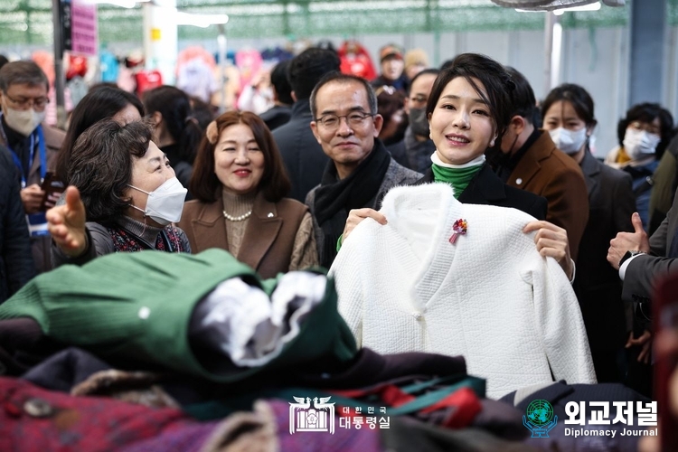  김건희 여사가 설 명절을 앞두고 대구의 대표 시장 격인 서문시장을 찾았다. (자료=대통령실)