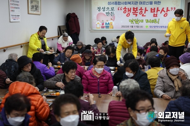  11일 김건희 여사는 대구 성서종합사회복지관을 찾아 어르신들 급식 봉사에 참여했다. (자료=대통령실)