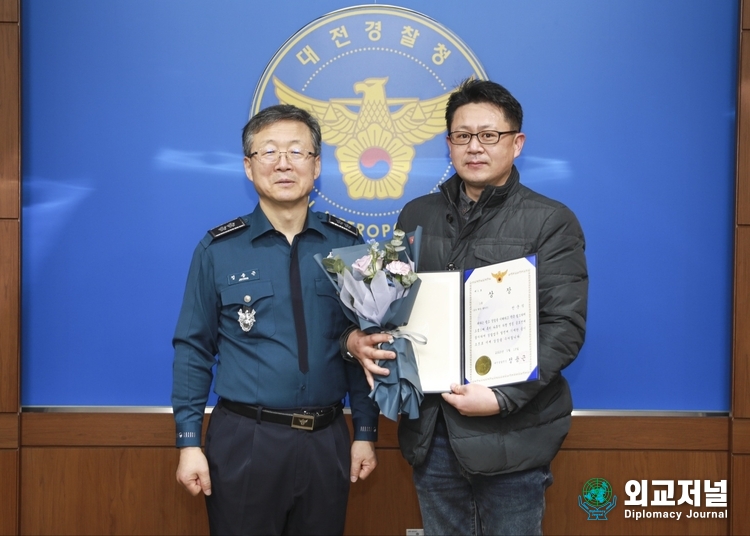 (좌) 정용근 대전경찰청장, (우) 1등을 차지한 전준식씨 유성구 거주(자료=대전경찰청)