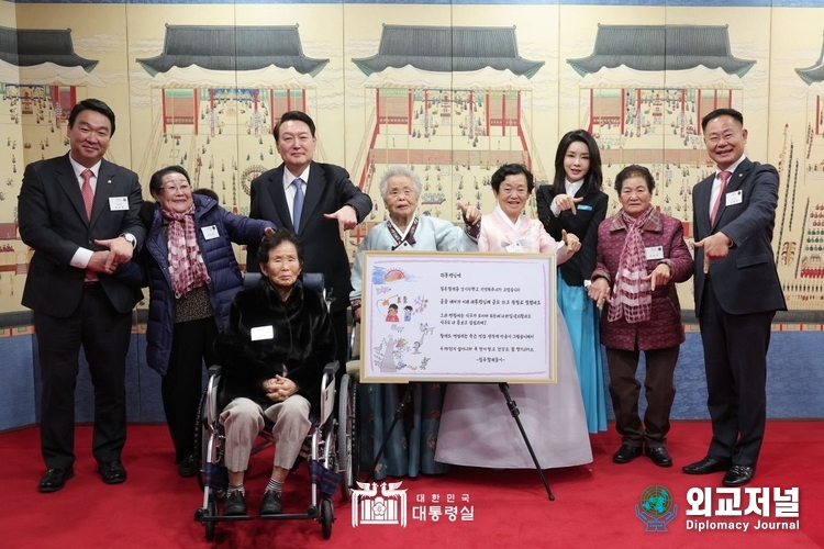  12일 윤석열 대통령은 '칠곡할매글꼴'의 주인공인 칠곡 할머니들을 용산 대통령실로 초청했다.(자료=대통령실)