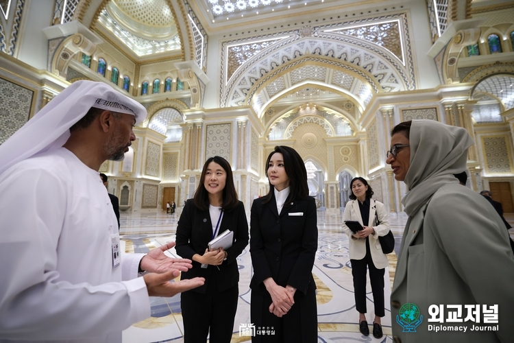 윤석열 대통령 부인 김건희 여사가 15일(현지시간) 알 카아비 UAE 문화·청소년부 장관의 영접으로 대통령궁을 돌아보고 있다. (자료=대통령실)