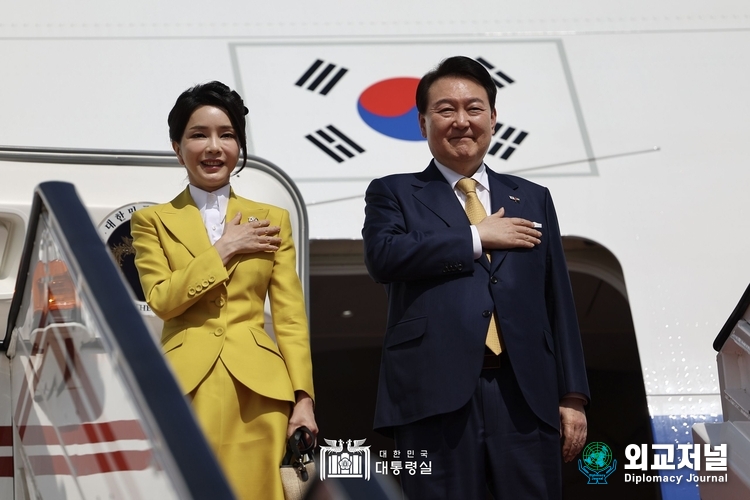  17일 윤석열 대통령은 아랍에미리트 국빈 방문 일정을 모두 마치고 아부다비 공항에서 스위스 취리히로 공항으로 출발하기 위해 비행기 탑승했다.. (자료=대통령실)