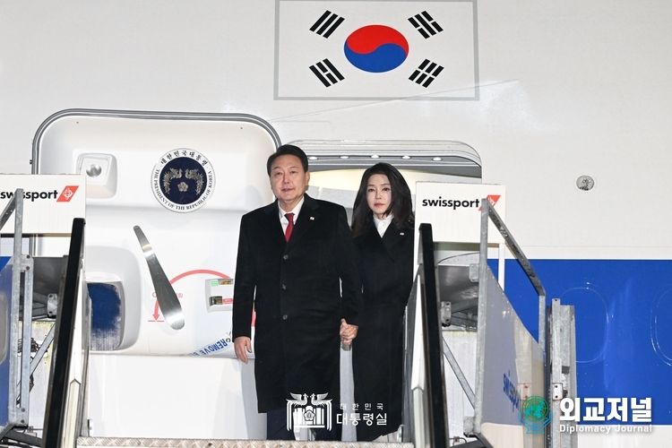  17일 윤석열 대통령 부부는 아랍에미리트를 출발하여 스위스 취리히 공항에 조금전 도착했다. (자료=대통령실)