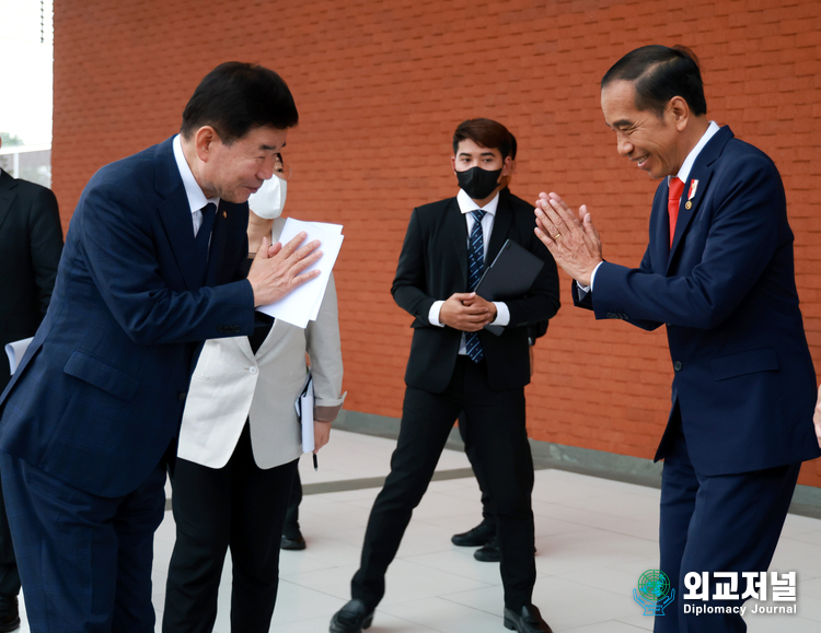  김진표 국회의장(왼쪽)이 조코 위도도 인도네시아 대통령(오른쪽)과 인사를 나누고 있다. (사진 = 국회 제공) 