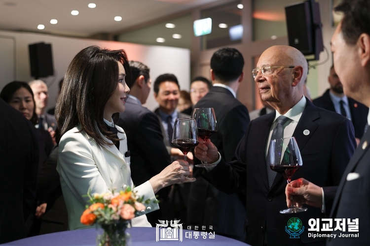윤 대통령 부인 김건희여사와 클라우스슈밥 세계경제포럼회장과 스위스 다보스에서 개최된 한국의 밤 행사에서 건배를 하고있다. ( 자료=대통령실)