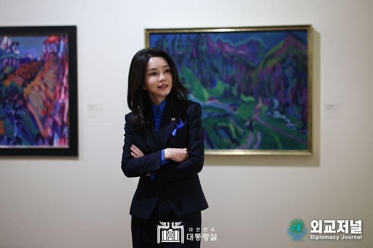 김 여사는 취리히 미술관을 둘러보고 있다. (자료=대통령실)