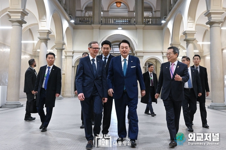  윤석열 대통령은 스위스 취리히 연방공과대학 ‘양자 석학과의 대화’ 시간을 갖기 위해 학교에 들어서고 있다. (자료=대통령실)