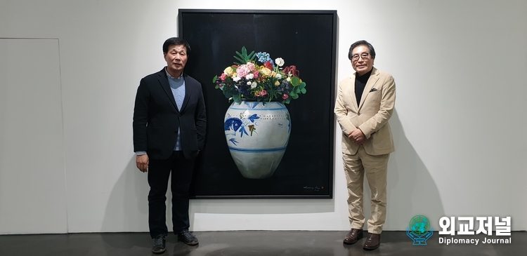 작품 앞에선 두분의 문화예술계의 대부 전득준 관장(좌), 구자승 화백(우)