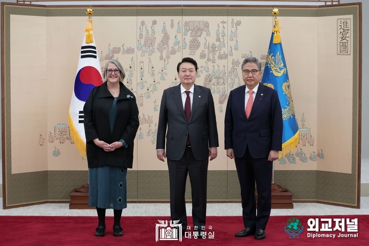 미쉘 윈트럽(Michelle Winthrop) 주한 아일랜드대사, 윤석열 대통령, 박진 외교부 장관 (사진=대통령실) 