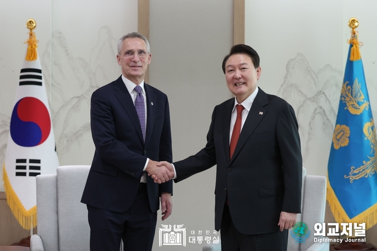  윤석열 대통령은 NATO 사무총장 옌스 스톨텐베르그(Jens Stoltenberg)와 악수를 나누고 있다. ( 사진=대통령실)