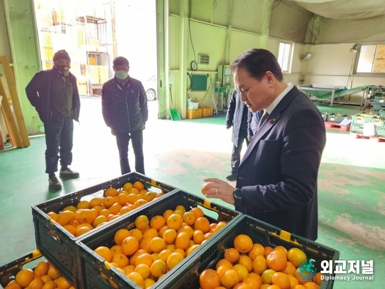 김희현 제주특별자치도 정무부지사 친환경급식 식재료 공급업체 방문 격려(자료=제주특별자치도)