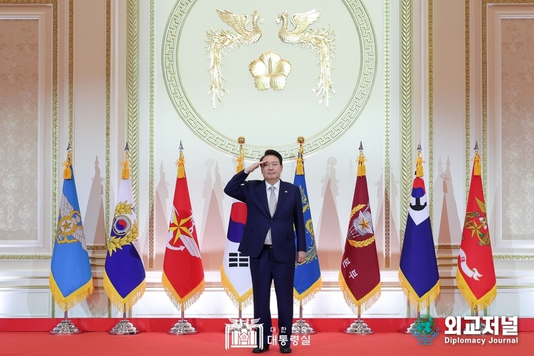  윤석열 대통령이 3일 청와대 영빈관에서 열린 상반기 육ㆍ해ㆍ공ㆍ해병대 준장 진급자 및 진급 예정자 삼정검 수여식에서 진급 장성으로부터 거수경례를 받고 있다. (사진=대통령실)