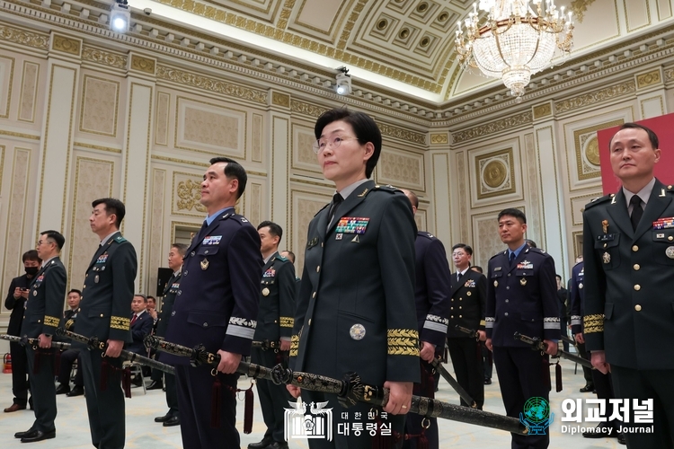 윤석열 대통령이 3일 청와대 영빈관에서 열린 상반기 육ㆍ해ㆍ공ㆍ해병대 준장 진급자 및 진급예정 장성에게 삼정검을 수여했다. (사진=대통령실)