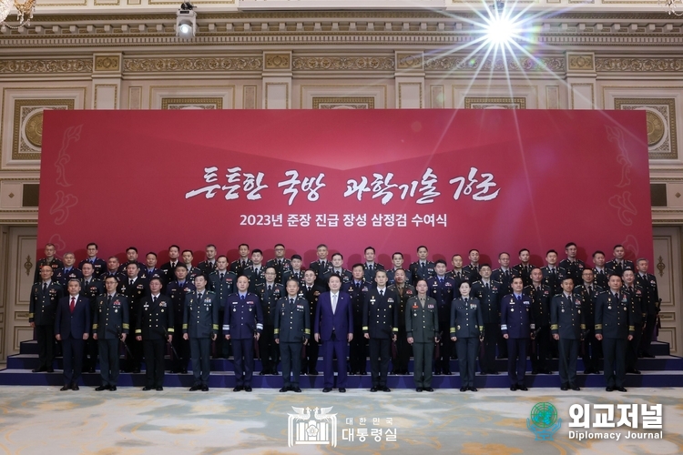  윤석열 대통령이 3일 청와대 영빈관에서 열린 상반기 육ㆍ해ㆍ공ㆍ해병대 준장 진급자 및 진급 예정자 삼정검 수여식을 마치고 진급 장성들과 함께 기념촬영을 하고있다. (사진=대통령실) 