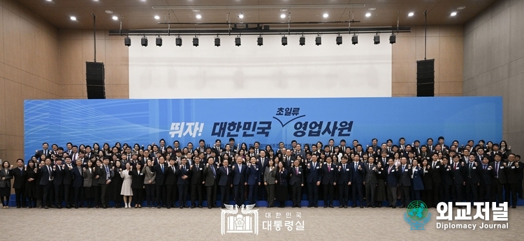  윤석열 대통령이 지난 7일 32개 부처, 청 공무원 150여명을 만나 대화하고 있다.(사진=대통령실 제공)