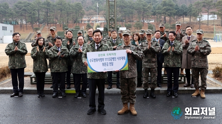 김진표 국회의장이 지난 10일 시추대대를 방문해 장병을 격려하고 위문금을 전달했다.<br>
시추대대는 지난해 8월 경북 봉화광산 붕괴사고 현장에 파견돼 이들의 구조를 도왔다. (자료 = 국회)