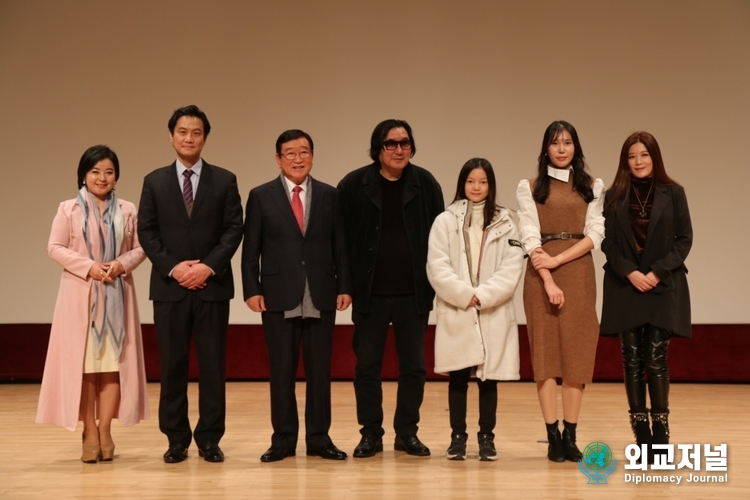  좌측순) 이채유 경성신보사 기자, 오안진 만해 한용운, 김석환 (전)홍성군수, 한명구감독, 정혜인 아역 만해서당친구, 이소망 만해집사, 롼찌엔화세나 중국배우, 여성독립운동가 링링(사진 시네마서울)