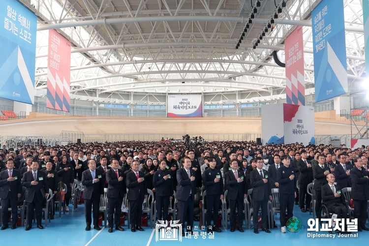 윤석열 대통령은 14일 충청북도 진천에 있는 국가대표 선수촌에서 열린 ‘2023년 대한민국 체육비전 보고회’에 참석해 국기에 대한 경례를 하고 있다.(사진=대통령실)