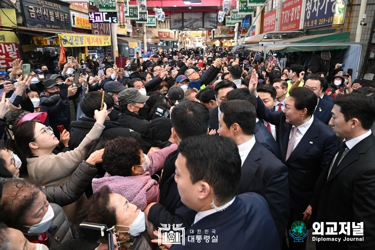  윤석열 대통령 청주 육거리 좁합시장을 방문해 주민들로 부터 큰 호응을 얻었다. (사진=대통령실)