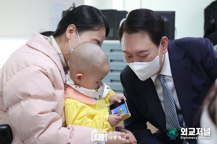 윤석열 대통령은 22일 서울대 어린이병원 소아외과 병동을 방문해 어린이 환자와 보호자를 격려하고 있다(사진=대통령실)