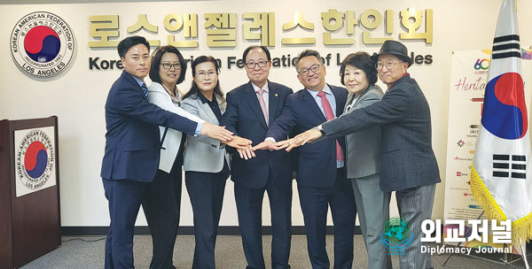  소병선 도산안창호기념사업회 사무총장(왼쪽부터), 헬렌 김 광복회 미국서남부지회 사무총장, 클라라 원 대한인국민회 기념재단 이사장, 김준배 광복회 미국서남부지회 회장, 제임스 안 LA 한인회장, 그레이스 송 미주3.1여성동지회 회장, 황근 흥사단 LA지부 부대표 등이 3.1절 기념식을 포함 향후 애국 행사들의 성공적 개최를 위해 협력을 다짐하고 있다. ( 사진=광복회 미국서남부지회 제공)