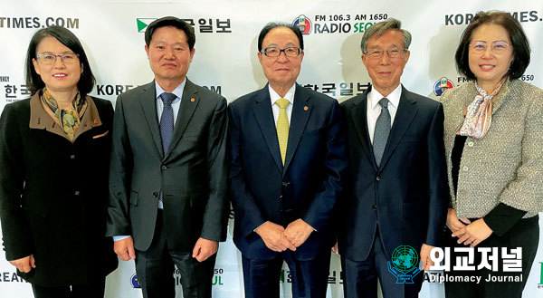  광복회 미국서남부지회의 손재호(왼쪽부터) 부회장, 김용혜 재무이사, 김준배 회장, 장석위 수석부회장, 헬렌 김 사무국장. (사진=광복회 미국 서남부지회 제공)
