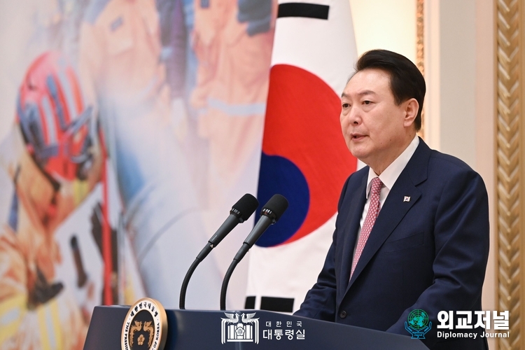  윤석열 대통령은 7일 청와대 영빈관에서 튀르키예 지진 현장에 파견되어 구호활동을 벌인 튀르키예 긴급구호대 140여 명을 격려하는 오찬전 격려를 하고 있다. (사진=대통령실)